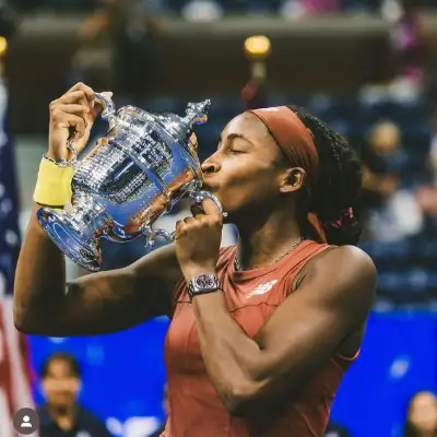 Coco Gauff showing off the US Open trophy